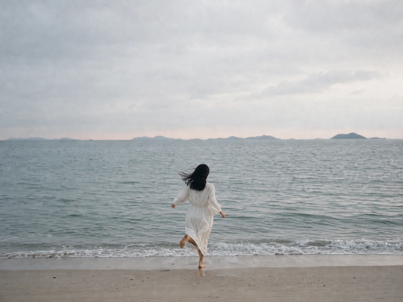海边奔跑的人